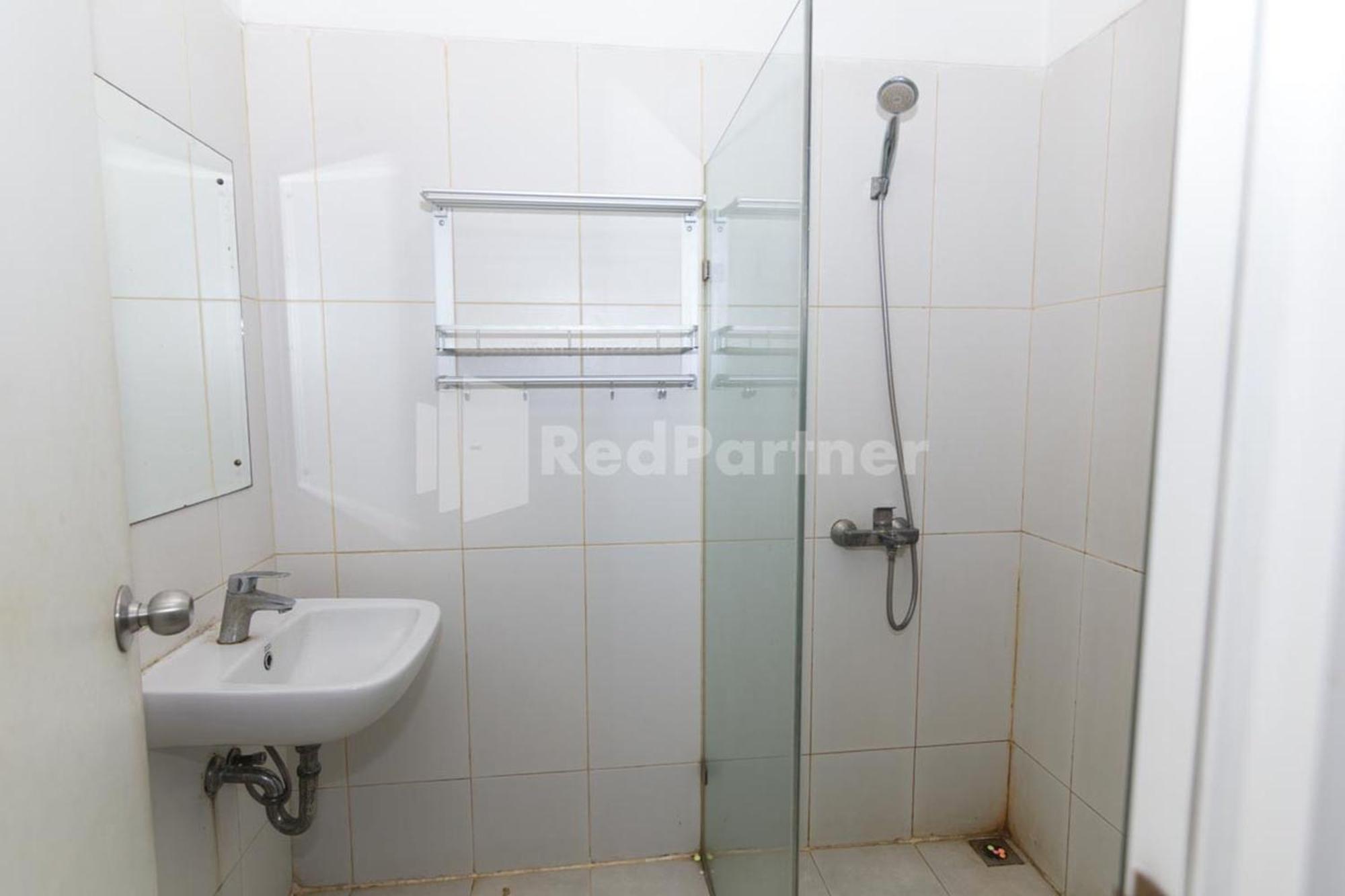 Redliving Apartemen Skylounge Tamansari - Vanez Room Tangerang Room photo